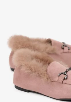 Jasnoróżowe Mokasyny na Płaskiej Podeszwie Ozdobione Klamrą i Futerkiem Sanindra