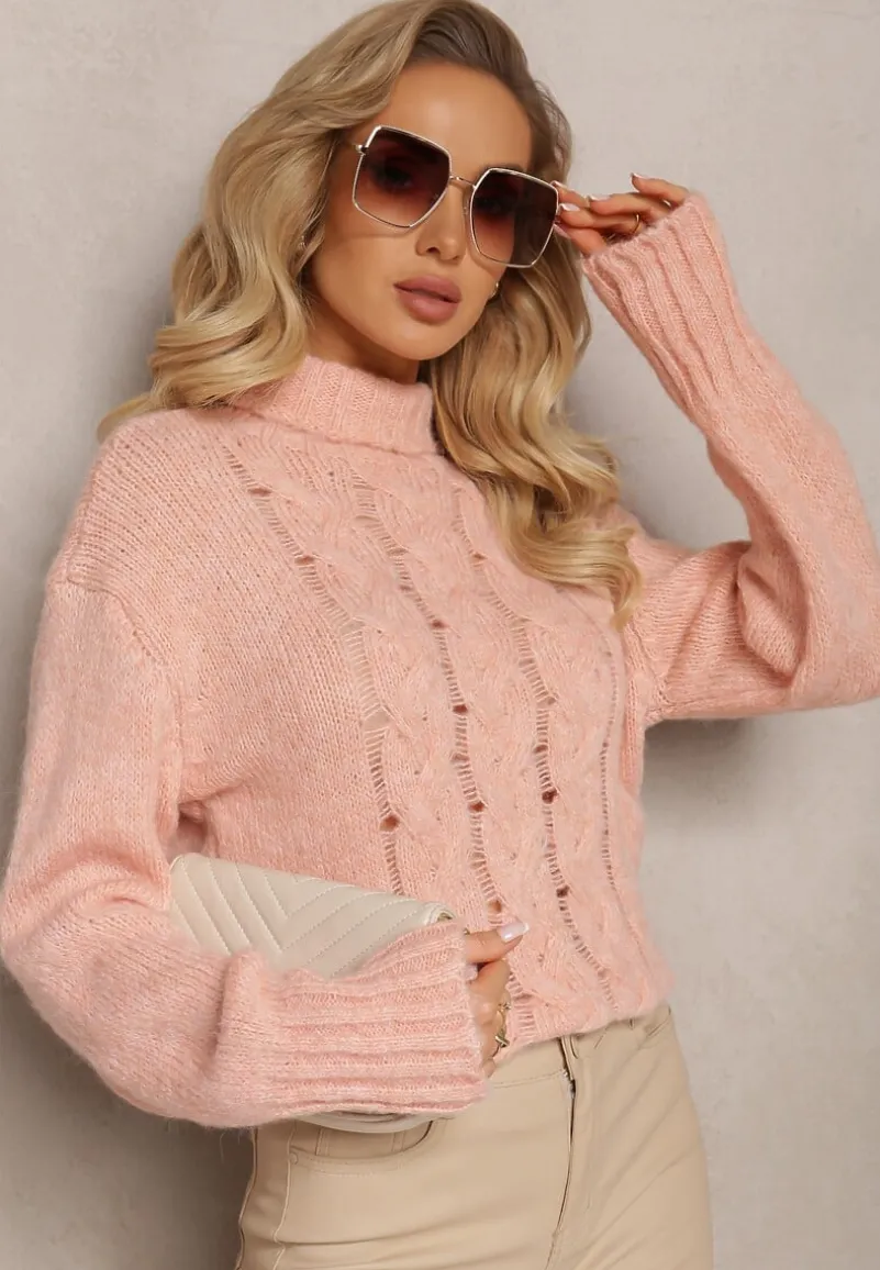 Jasnoróżowy Golf Wełniany z Warkoczykowym Splotem Emunsja