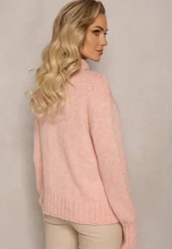 Jasnoróżowy Golf Wełniany z Warkoczykowym Splotem Emunsja