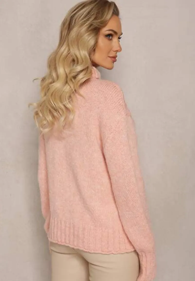 Jasnoróżowy Golf Wełniany z Warkoczykowym Splotem Emunsja