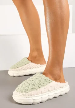 Jasnozielone Kapcie na Platformie z Ozdobnymi Tłoczeniami Vamiga