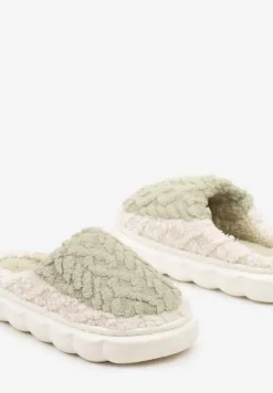 Jasnozielone Kapcie na Platformie z Ozdobnymi Tłoczeniami Vamiga