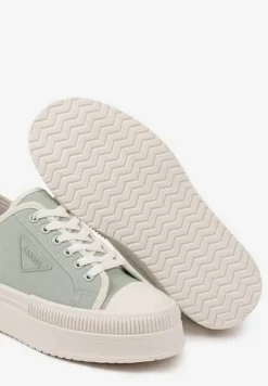 Jasnozielone Trampki na Podwójnej Podeszwie z Ozdobnym Znaczkiem na Cholewce Alivrelia