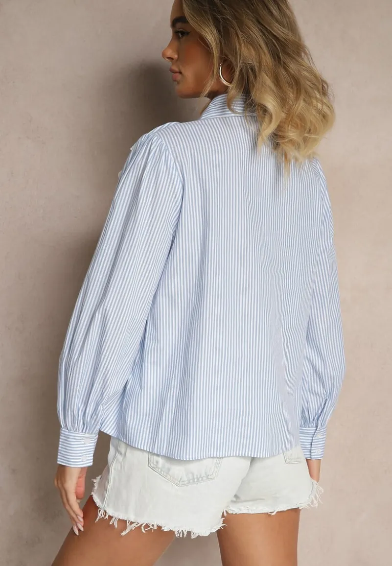 Niebieska Koszula z Bawełny w Prążki Zdobiona Ażurową Falbanką przy Dekolcie Paliara