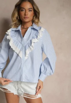 Niebieska Koszula z Bawełny w Prążki Zdobiona Ażurową Falbanką przy Dekolcie Paliara