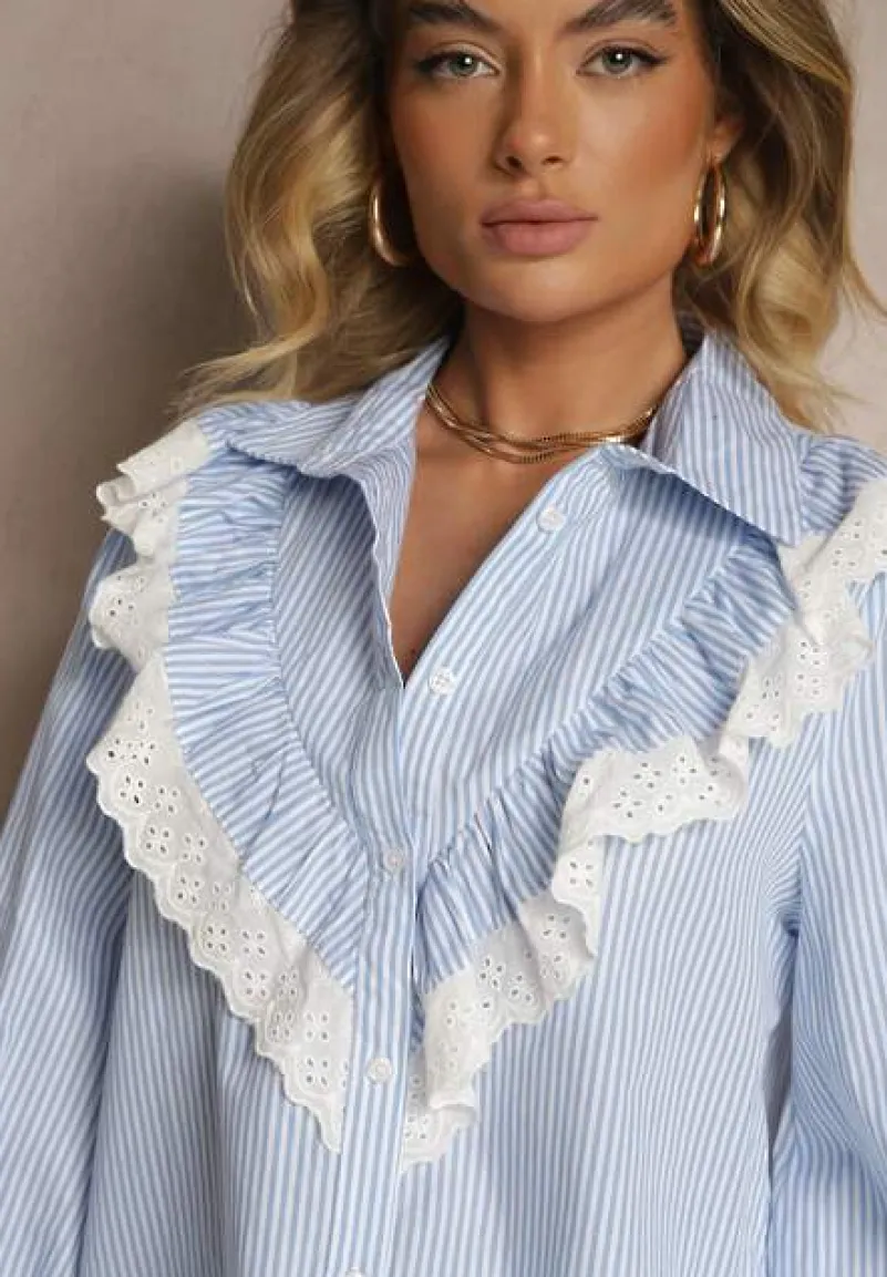 Niebieska Koszula z Bawełny w Prążki Zdobiona Ażurową Falbanką przy Dekolcie Paliara