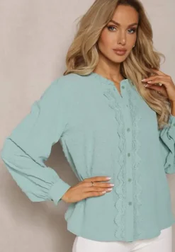 Niebieska Koszula z Wiskozy Ozdobiona Koronką i Falbanką w Postaci Stójki Nesaviki