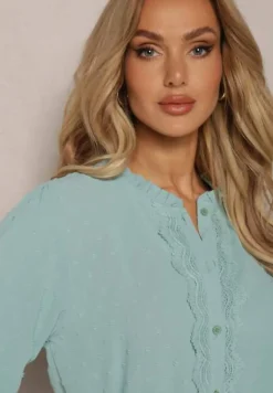 Niebieska Koszula z Wiskozy Ozdobiona Koronką i Falbanką w Postaci Stójki Nesaviki