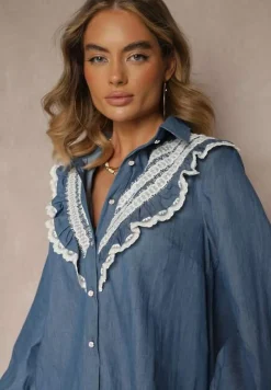 Niebieska Rustykalna Koszula z Bawełny Zdobiona Koronką i Falbankami Lisarilis