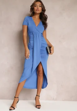 Niebieska Sukienka o Asymetrycznym Kroju z Marszczeniami i Kopertowym Dekoltem Raira