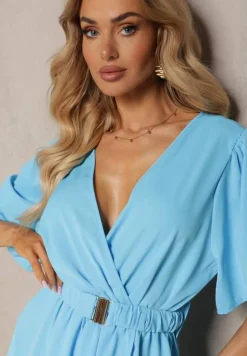 Niebieska Sukienka o Kopertowym Kroju z Marszczoną Gumką i Paskiem w Talii Dariane