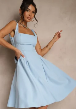 Niebieska Sukienka o Rozkloszowanym Fasonie z Kokardą na Tyle Soneritia