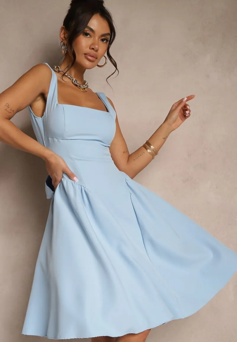 Niebieska Sukienka o Rozkloszowanym Fasonie z Kokardą na Tyle Soneritia