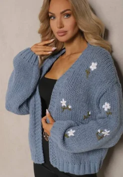 Niebieski Kardigan w Kwiatowe Aplikacje z Zapięciem na Elegancką Agrafkę Patista
