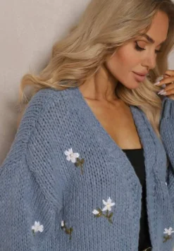 Niebieski Kardigan w Kwiatowe Aplikacje z Zapięciem na Elegancką Agrafkę Patista