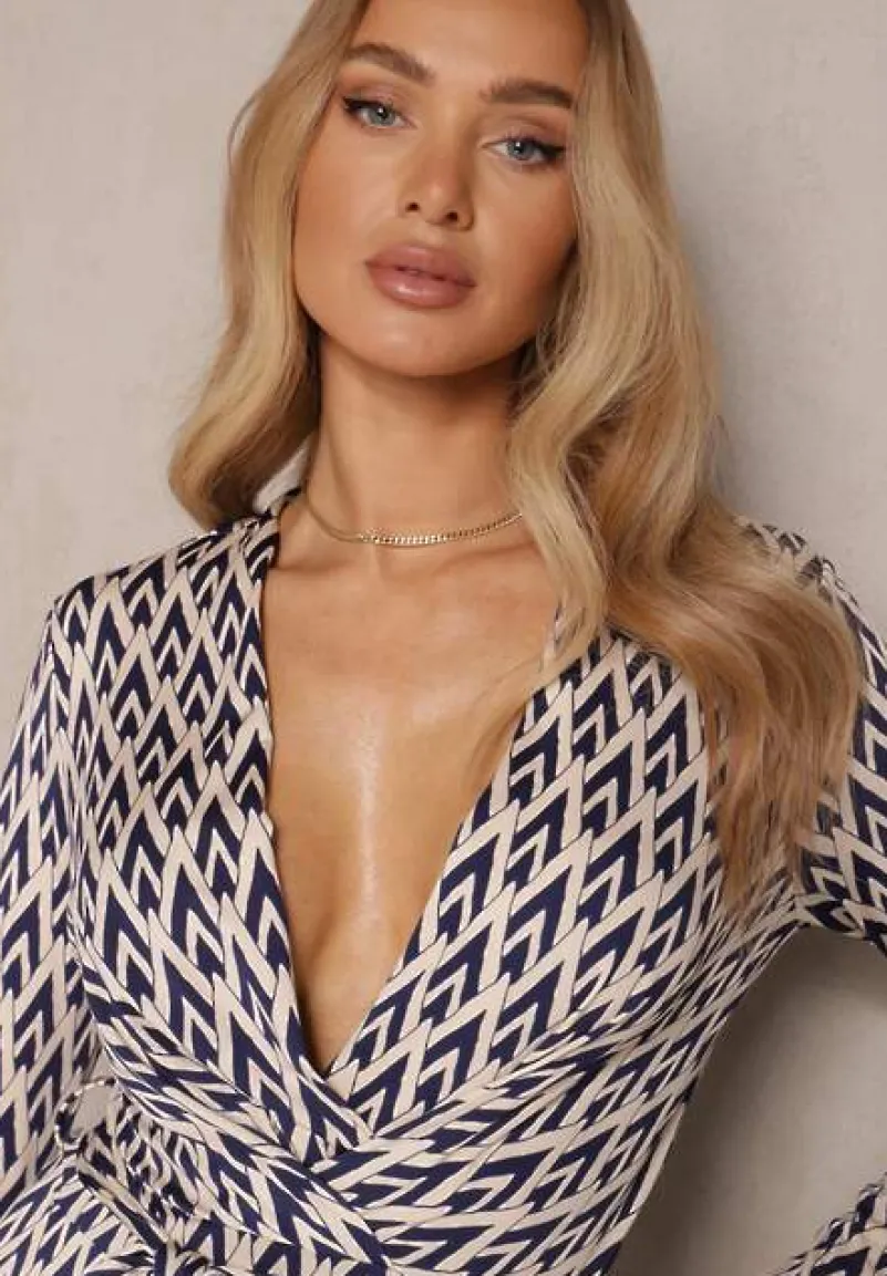 Niebieski Kombinezon z Kopertowym Dekoltem Paskiem i Geometrycznym Printem Sarilen