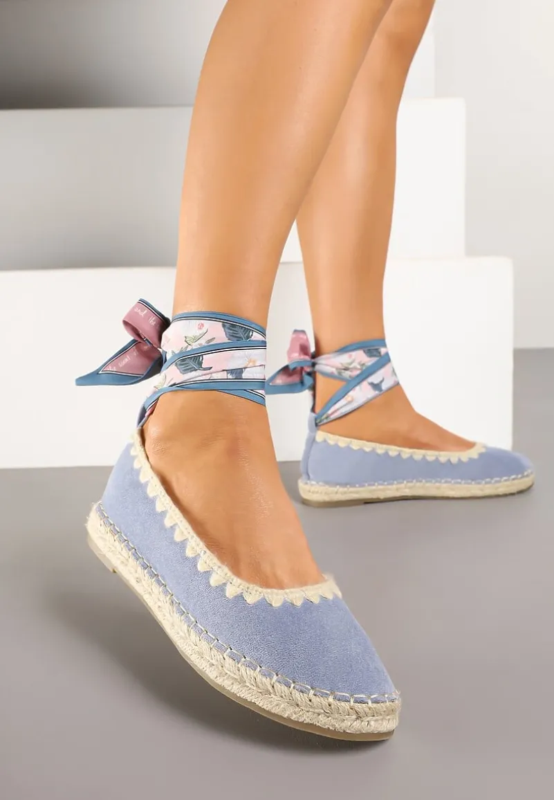 Niebieskie Espadryle ze Wzorzystym Wiązaniem Przy Kostce Zdobione Plecionką Lortevia