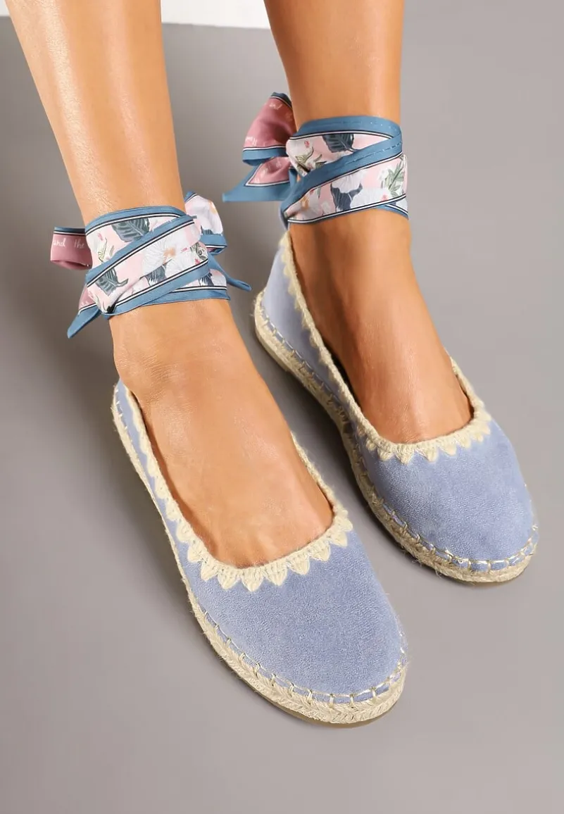 Niebieskie Espadryle ze Wzorzystym Wiązaniem Przy Kostce Zdobione Plecionką Lortevia