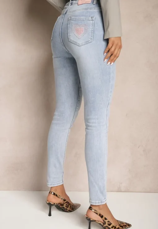 Niebieskie Jeansy o Kroju Slim High Waist Zdobione Haftem w Kształcie Serca Araniah
