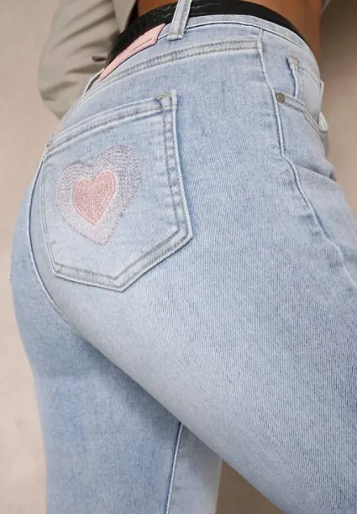 Niebieskie Jeansy o Kroju Slim High Waist Zdobione Haftem w Kształcie Serca Araniah