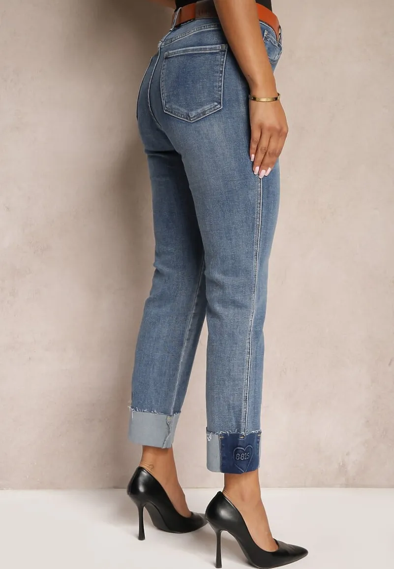 Niebieskie Jeansy z Bawełną Ozdobione Paskiem Przetarciami i Wywiniętymi Nogawkami Rilonne