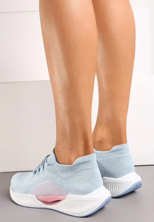 Niebieskie Wsuwane Buty Sportowe z Elastyczną Cholewką i Ozdobną Podeszwą Instonia