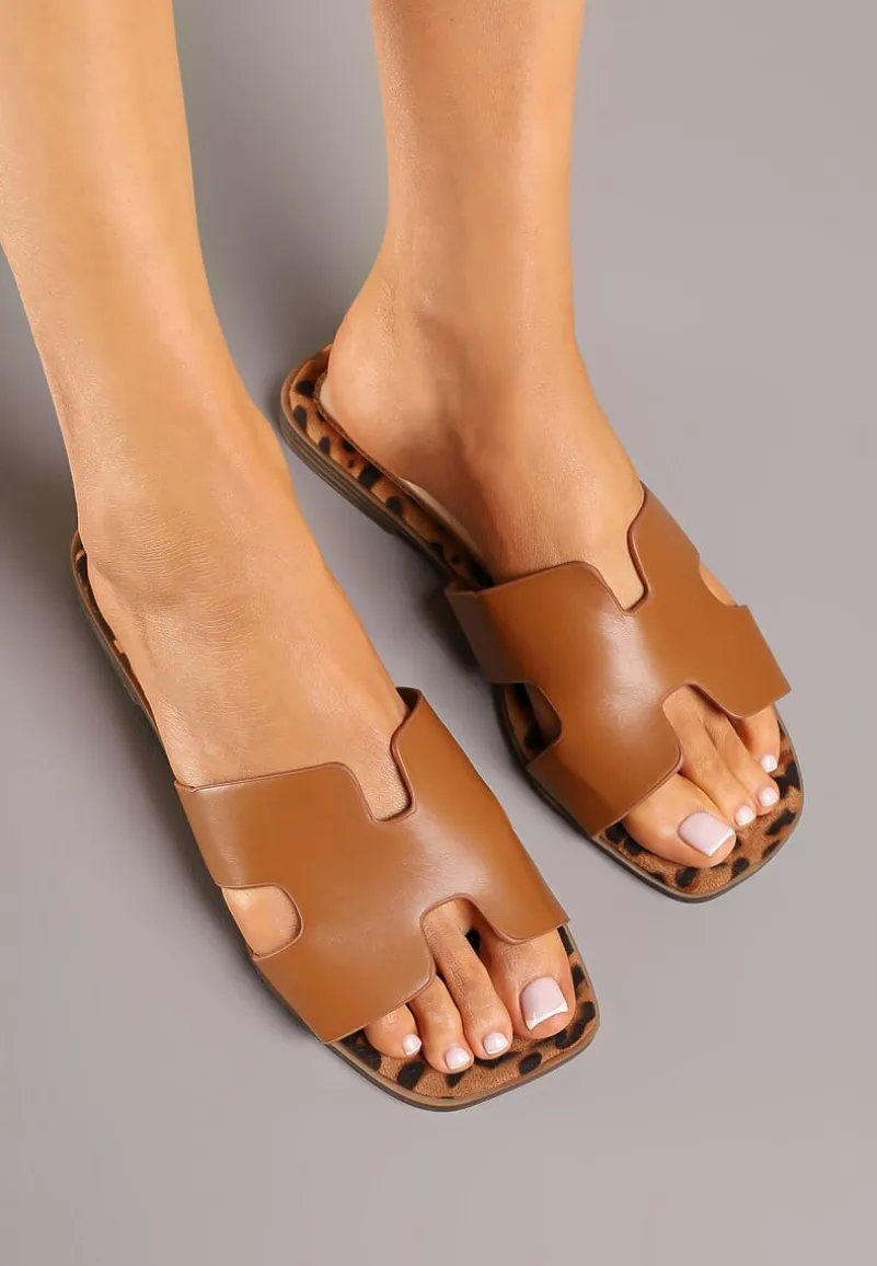 Panterkowe Brązowe Klapki z Imitacji Skóry na Płaskiej Podeszwie Hitesa