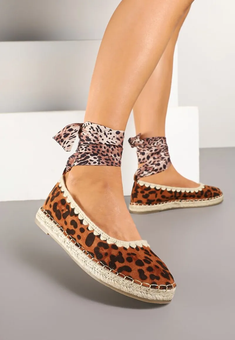 Panterkowe Espadryle ze Wzorzystym Wiązaniem Przy Kostce Zdobione Plecionką Lortevia