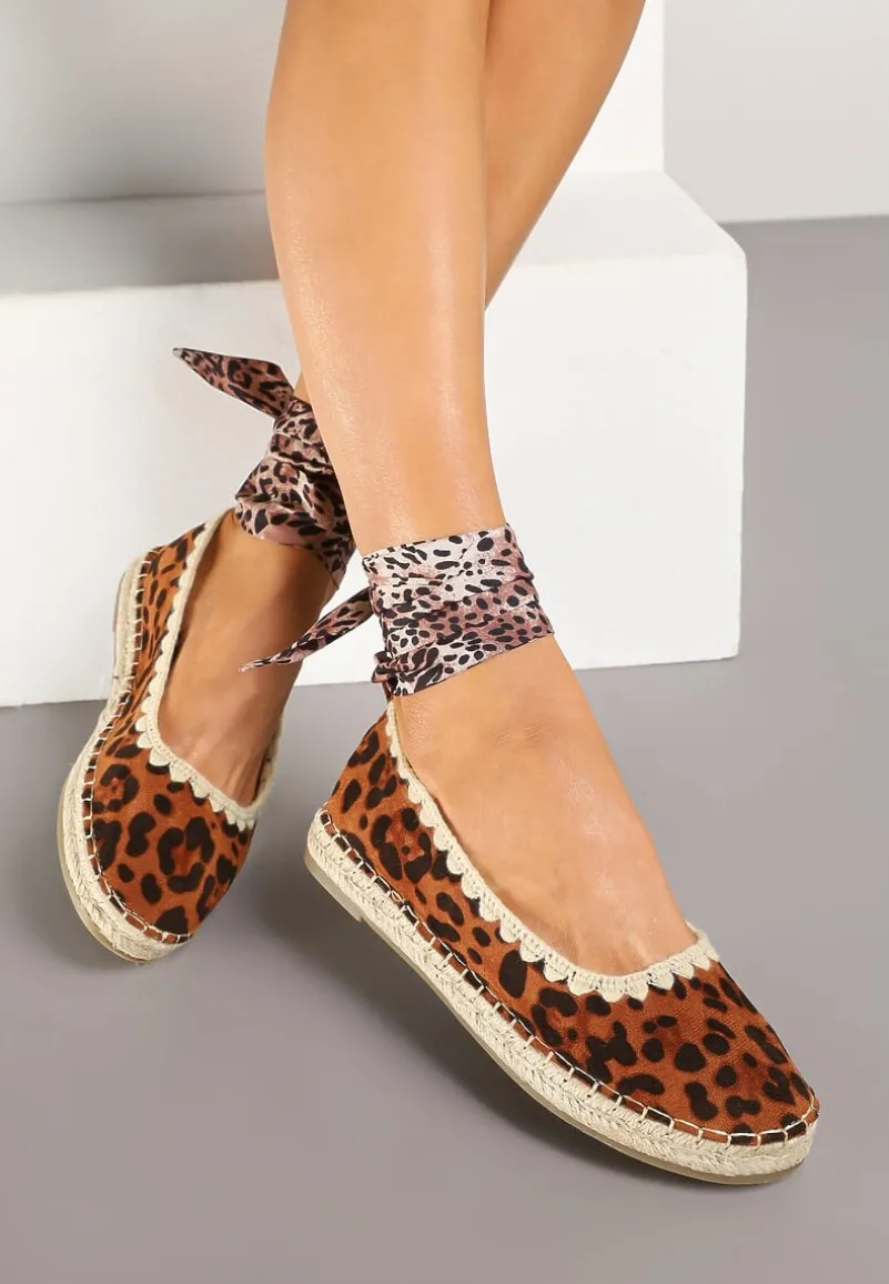 Panterkowe Espadryle ze Wzorzystym Wiązaniem Przy Kostce Zdobione Plecionką Lortevia