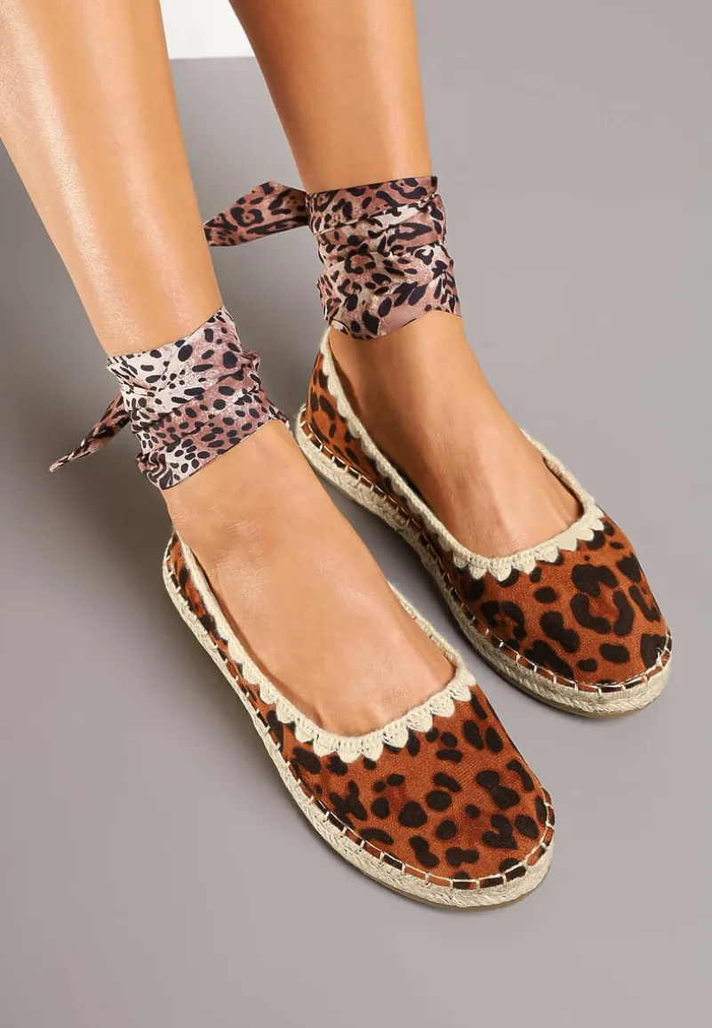 Panterkowe Espadryle ze Wzorzystym Wiązaniem Przy Kostce Zdobione Plecionką Lortevia