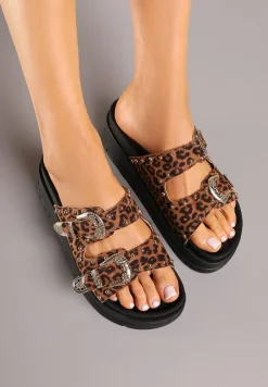 Panterkowe Klapki na Platformie z Ozdobnymi Sprzączkami i Nitami Kosanea