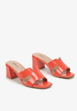 Pomarańczowe Klapki na Słupkowym Obcasie z Lakierowanym Połyskiem Deoreth