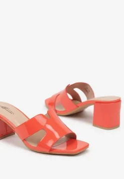 Pomarańczowe Klapki na Słupkowym Obcasie z Lakierowanym Połyskiem Deoreth