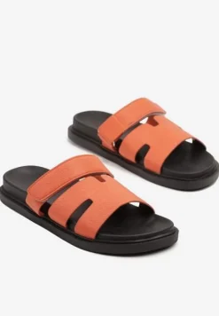 Pomarańczowe Piankowe Klapki z Ozdobnymi Wycięciami Arrisae