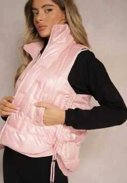 Różowa Kamizelka Pikowana Ozdobiona Troczkami i Stójką Terinora