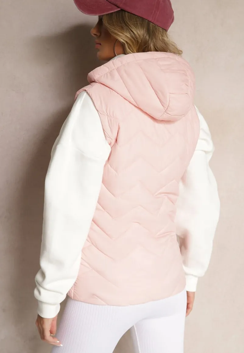 Różowa Kamizelka z Odpinanym Kapturem Ozdobiona Pikowanym Wzorem Saritha