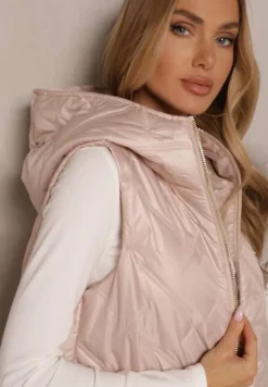 Różowa Kamizelka z Pikowanymi Przeszyciami i Kapturem Zdobiona Naszywką Lisaniria