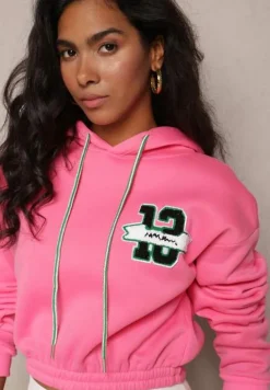 Różowa Krótka Bluza z Kapturem Ściągaczami i Ozdobnym Nadrukiem Relis