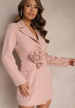 Różowa Marynarka Sukienka z Aplikacjami 3D w Kształcie Kwiatów i Zapięciem na Guziki Lorira
