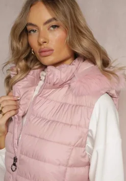 Różowa Pikowana Kamizelka z Kapturem Ozdobionym Sztucznym Futerkiem i Kieszeniami Derimeve