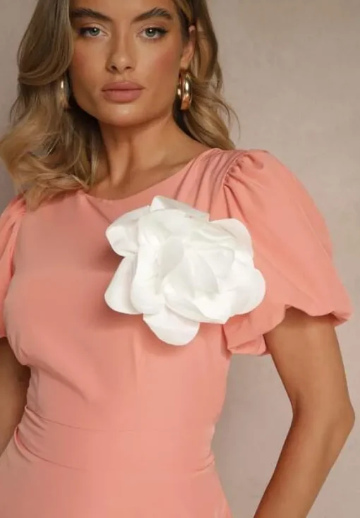 Różowa Rozkloszowana Sukienka Vices Ozdobiona Odpinanym Kwiatem 3D Koleira