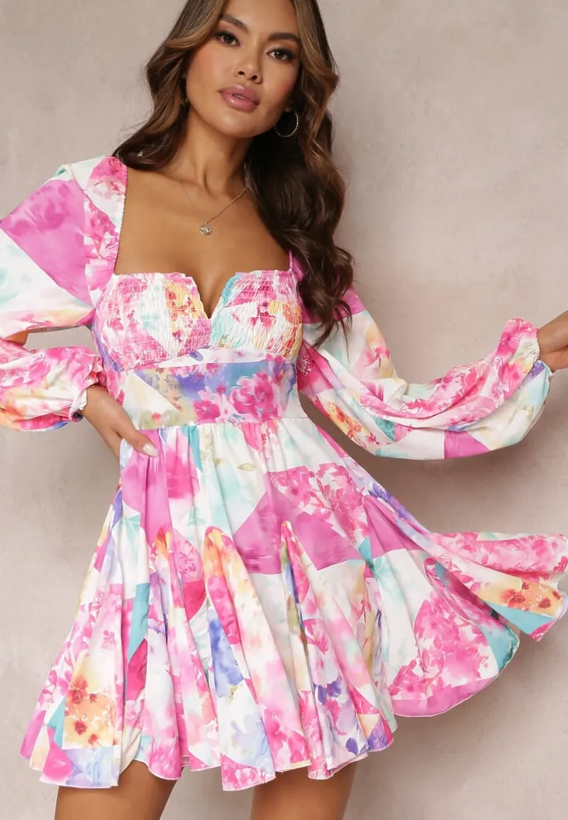Różowa Rozkloszowana Sukienka w Kwiaty z Kwadratowym Dekoltem Averla