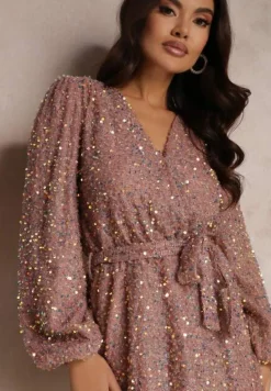 Różowa Sukienka Cekinowa z Kopertowym Dekoltem Voodek