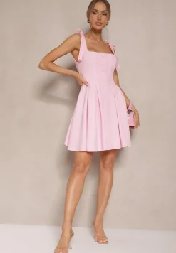 Różowa Sukienka o Rozkloszowanym Kroju Zdobiona Kokardkami i Guzikami Calzeki