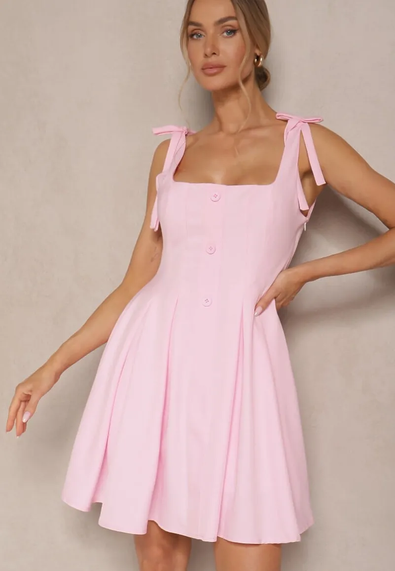 Różowa Sukienka o Rozkloszowanym Kroju Zdobiona Kokardkami i Guzikami Calzeki