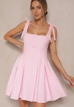 Różowa Sukienka o Rozkloszowanym Kroju Zdobiona Kokardkami i Guzikami Calzeki