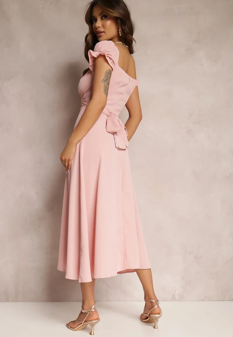 Różowa Sukienka o Rozkloszowanym Kroju z Wiązaniem Perolis