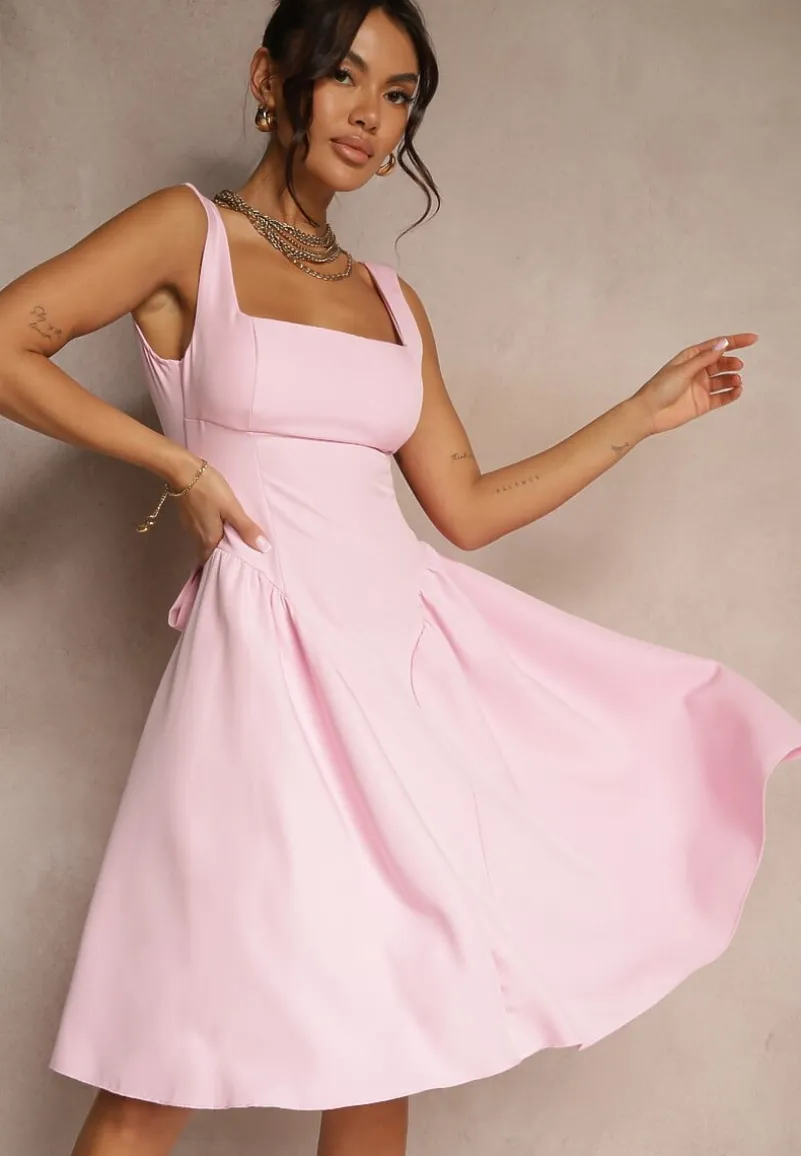 Różowa Sukienka o Rozkloszowanym Fasonie z Kokardą na Tyle Soneritia