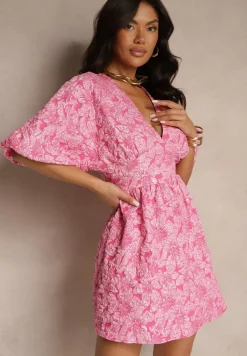 Różowa Sukienka o Rozkloszowanym Fasonie z Tłoczonym Wzorem i Rękawami Nietoperz Farinose