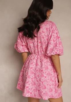 Różowa Sukienka o Rozkloszowanym Fasonie z Tłoczonym Wzorem i Rękawami Nietoperz Farinose